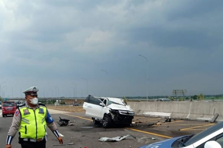 Artis Vanessa Angel dan keluarga mengalami kecelakaan mobil di jalan tol Nganjuk arah Surabaya, Jawa Timur, Kamis, 4 November 2021. Vanessa dan suami meninggal dalam kecelakaan tersebut.