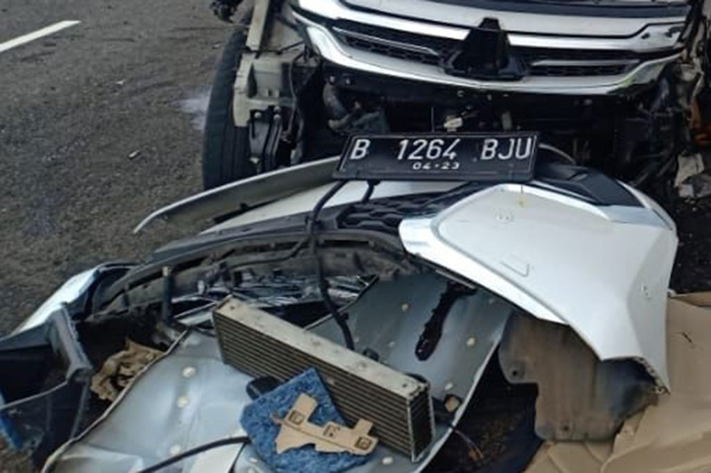 Dalam foto-foto yang beredar mobil yang ditumpangi Vanessa Angel dan keluarga mengalami kerusakan yang cukup parah.