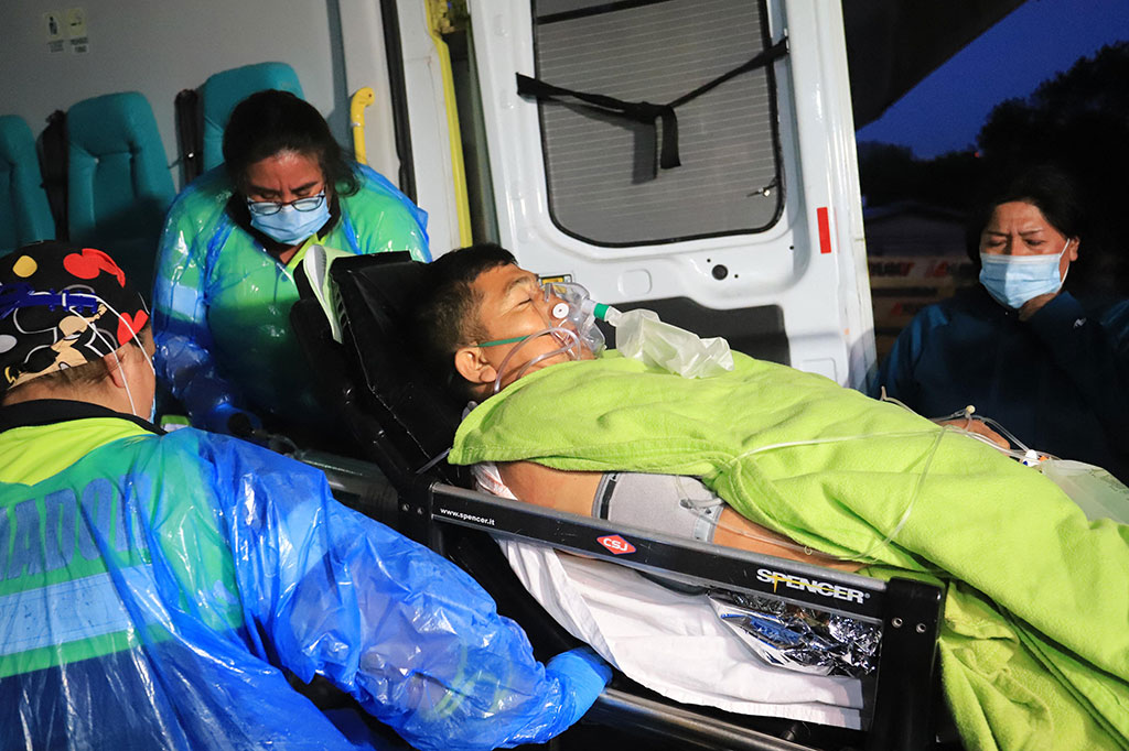 Seorang pria pribumi Mapuche yang terluka dalam bentrokan, tiba dengan ambulans di sebuah rumah sakit di Temuco, Chili, pada Rabu, 3 November 2021.