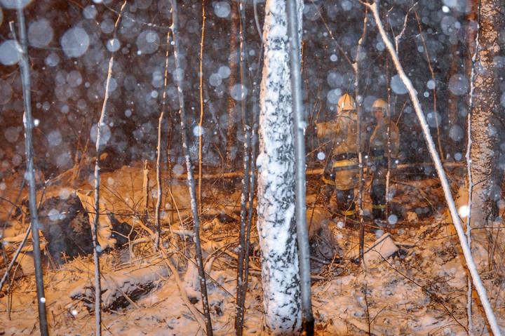 Sebuah pesawat kargo Belarusia mendarat keras dan kemudian terbakar di Siberia, Rabu, Oktober 2021 waktu setempat, mengakibatkan sembilan orang di dalamnya meninggal dunia.