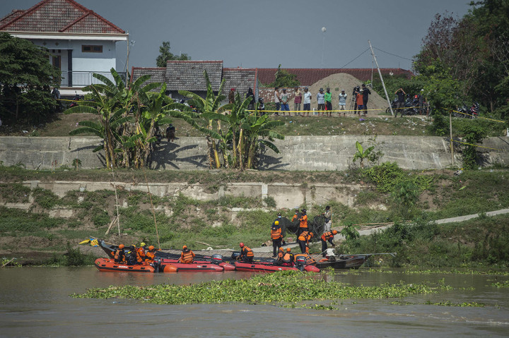 Tim gabungan dari Badan Penanggulangan Bencana Daerah (BPBD) Jawa Timur dan SAR Surabaya beserta relawan kembali melanjutkan pencarian tujuh korban perahu terbalik di Bengawan Solo, Desa Semambung, Kecamatan Kanor, Bojonegoro.