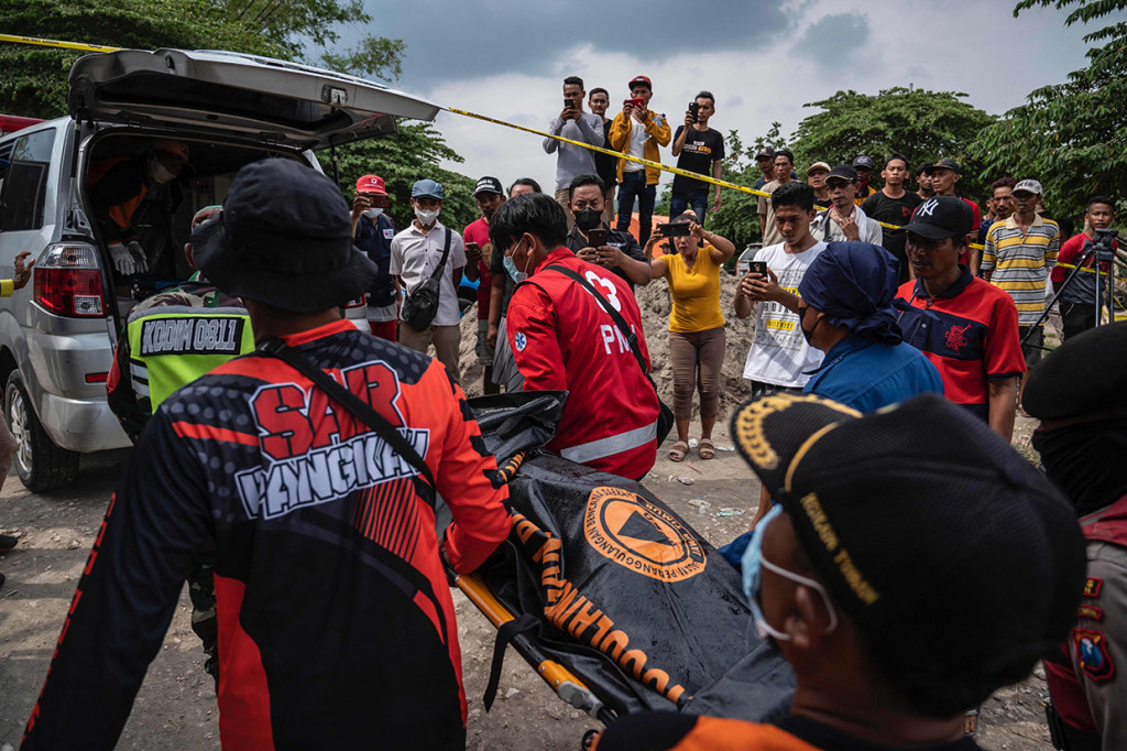 Tim SAR gabungan mengevakuasi jenazah korban perahu terbalik dan tenggelam di sungai Bengawan Solo, Kamis, 4 November 2021.