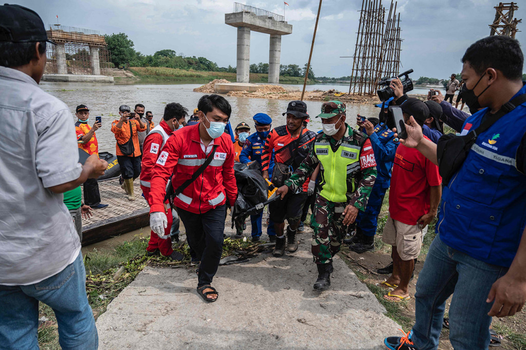 Total 17 penumpang diperkirakan menjadi korban, sebanyak 10 orang di antaranya sudah dievakuasi dalam keadaan selamat, sedangkan tujuh orang lainnya belum ditemukan.