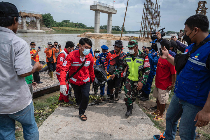 Total 17 penumpang diperkirakan menjadi korban, sebanyak 10 orang di antaranya sudah dievakuasi dalam keadaan selamat, sedangkan tujuh orang lainnya belum ditemukan.