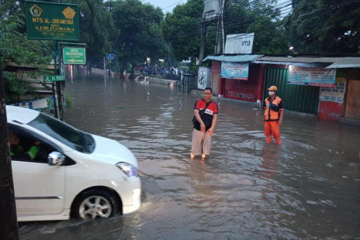 Hujan deras membuat Jalan Swadarma, Ulujami, Kecamatan Pesanggaran, Jakarta Selatan, tergenang banjir, Kamis, 4 November 2021.