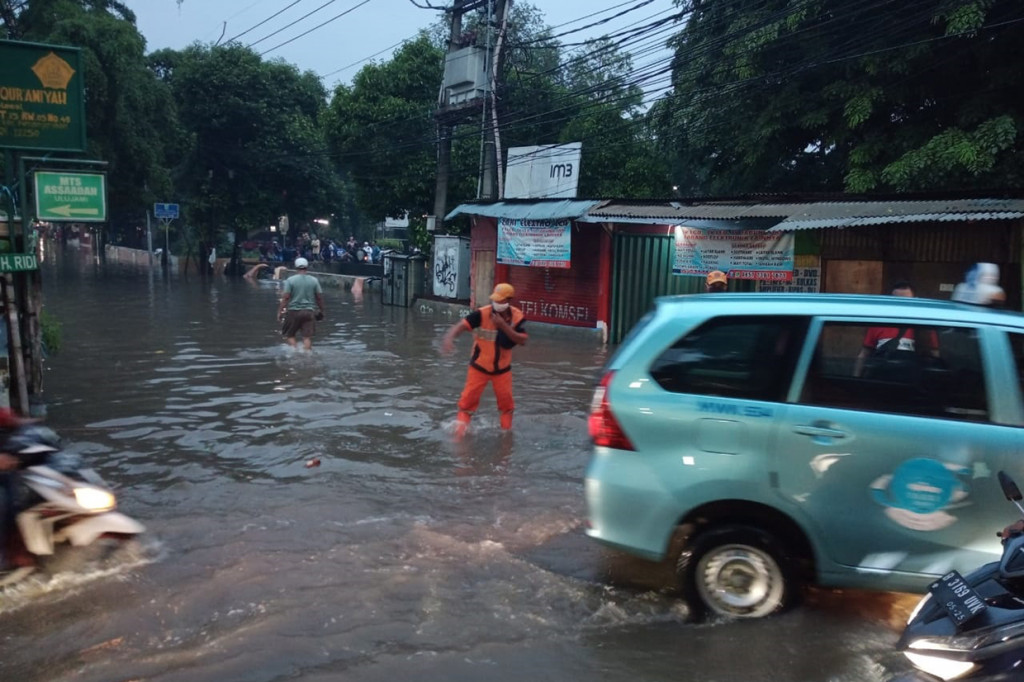 Banyak pengendara yang mencari jalan alternatif, melewati Jl  H Ridi.
