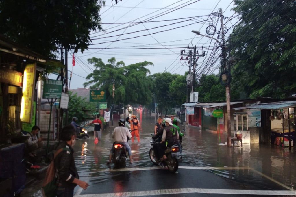 Genangan yang lumayan tinggi membuat jalan tidak dapat dilalui kendaraan roda dua maupun empat.
