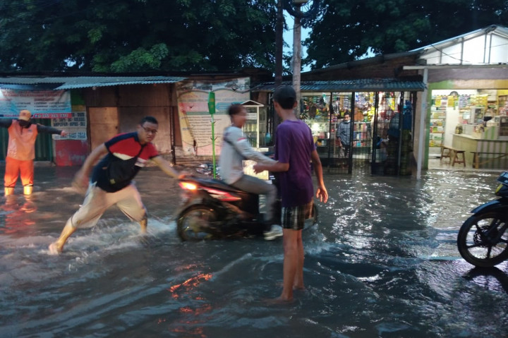 Ada juga kendaraan yang mogok saat melewati genangan.