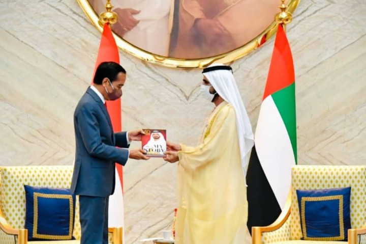 Di ruangan tersebut, Presiden Jokowi disambut Sheikh Mohammed Bin Rashid Al Maktoum (MBR). 