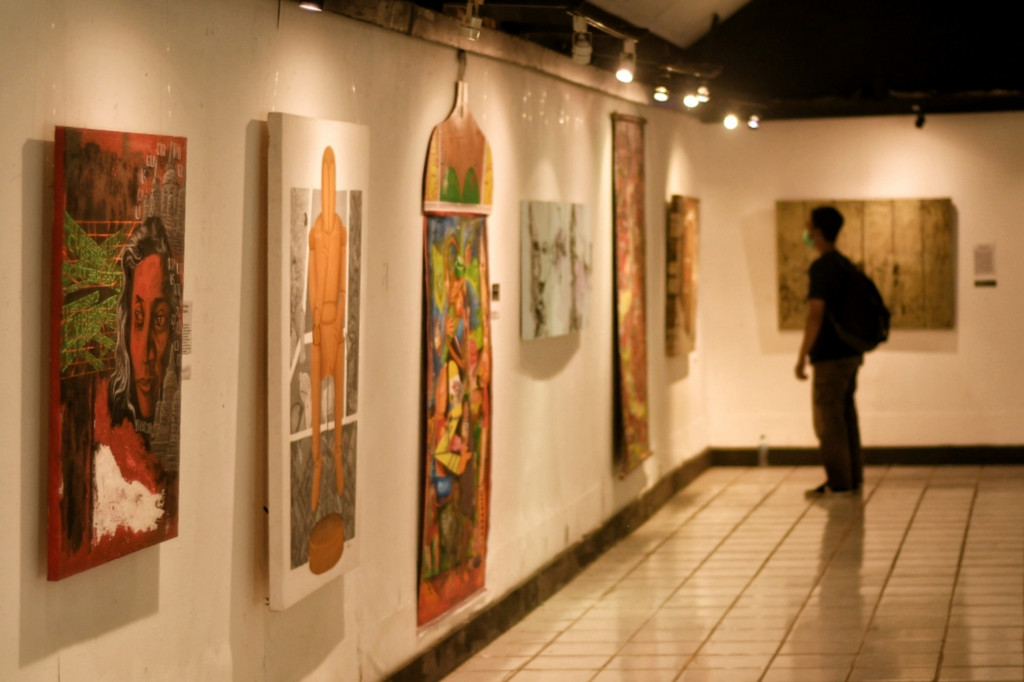 Pameran yang digelar untuk menghormati penyair W.S. Rendra (1935-2009) tersebut menampilkan 19 karya milik 15 pelukis yang terinspirasi puisi-puisi W.S. Rendra.