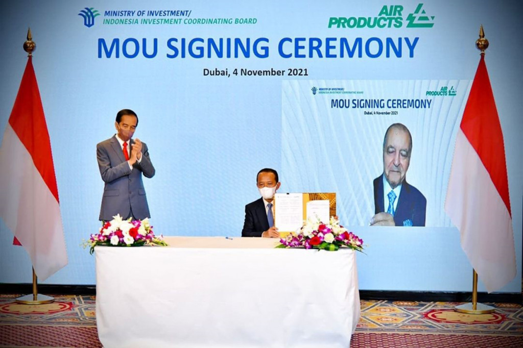 Setelah menghadiri Indonesia – PEA Investment Forum, Presiden Jokowi menyaksikan penandatanganan MoU antara Kementerian Investasi/BKPM dengan Air Products and Chemical asal Amerika Serikat di industri gasifikasi batubara dan turunannya yang dihadiri langsung Menteri Investasi/Kepala BKPM Bahlil Lahadalia dan Shefi Ghasemi, Presiden, Chairman, sekaligus CEO dari Air Products and Chemical secara virtual.