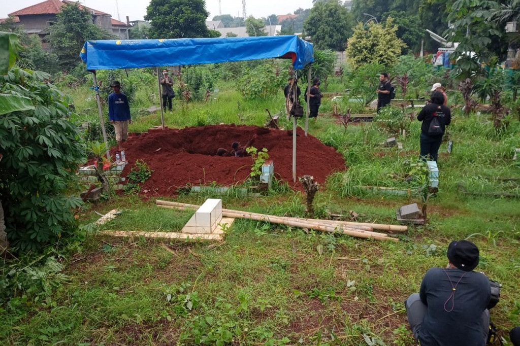 Petugas pemakaman mempersiapkan tempat untuk peristirahatan terakhir Vanessa Angel dan Bibi Ardiansyah di Taman Makam Islam Malaka, Jakarta Selatan, Jumat, 5 November 2021.