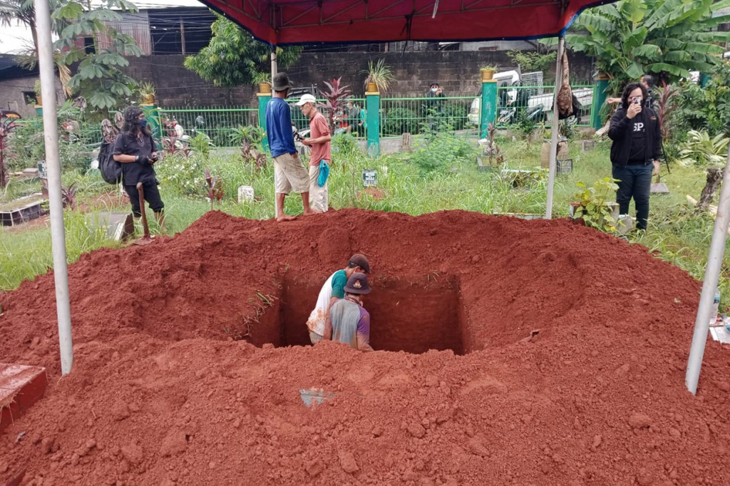 Sebelum dimakamkan, jenazah pasangan suami istri tersebut rencananya akan disalatkan di Masjid Permata Qolbu, di dekat kediaman Vanessa pada pukul 08.00 WIB.