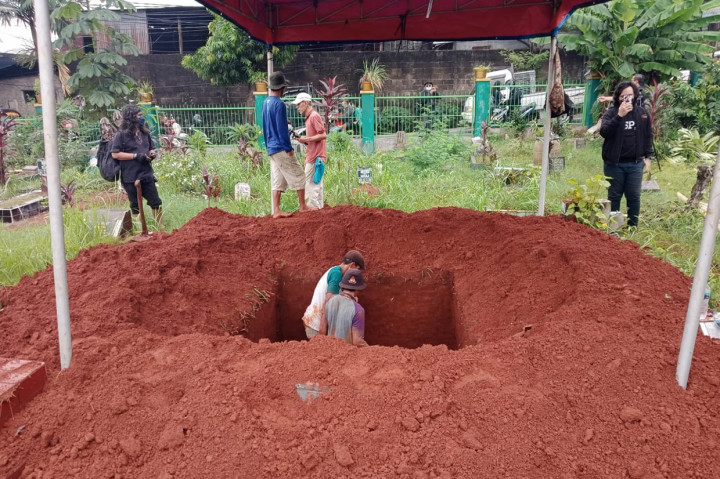 Sebelum dimakamkan, jenazah pasangan suami istri tersebut rencananya akan disalatkan di Masjid Permata Qolbu, di dekat kediaman Vanessa pada pukul 08.00 WIB.