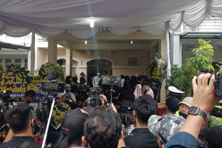 Jenazah Vanessa Angel dan Bibi Ardiansyah disemayamkan di rumah duka yang merupakan kediaman pribadinya, di Perumahan permata Mediterania, Srengseng, Jakarta Barat.