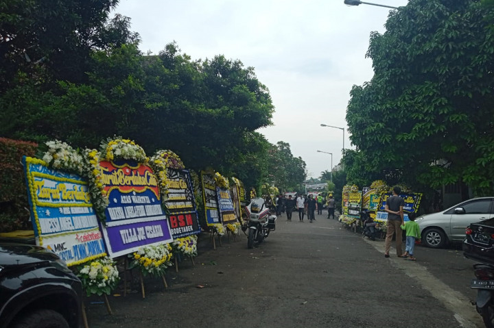 Suasana rumah duka mulai ramai didatangi pelayat. Karangan bunga pun terlihat memenuhi halaman.