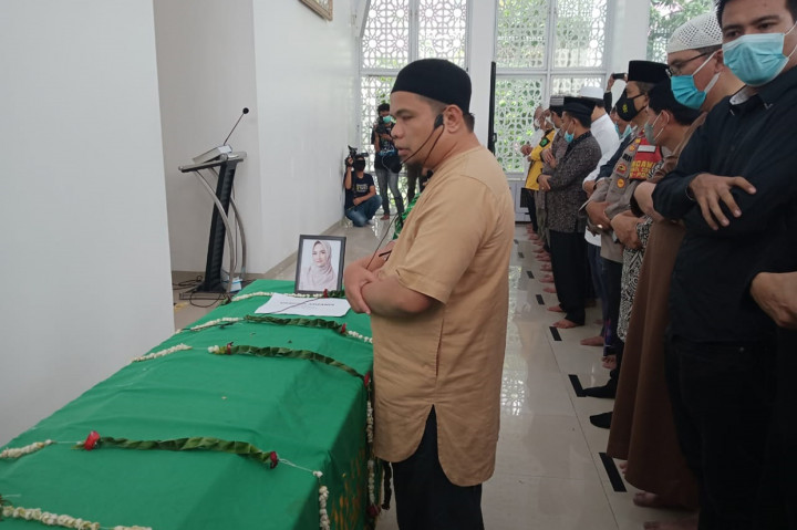 Jenazah Vanessa Angel dan Bibi Andriansyah disalatkan di Masjid Permata Qolbu, di dekat rumah duka, di Perumahan Permata Mediterania, Kelurahan Srengseng, Kecamatan Kembangan, Jakarta Barat, Jumat, 5 November 2021.