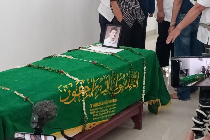 Satu liang lahat sudah digali dan akan menjadi tempat peristirahatan terakhir pasangan tersebut.