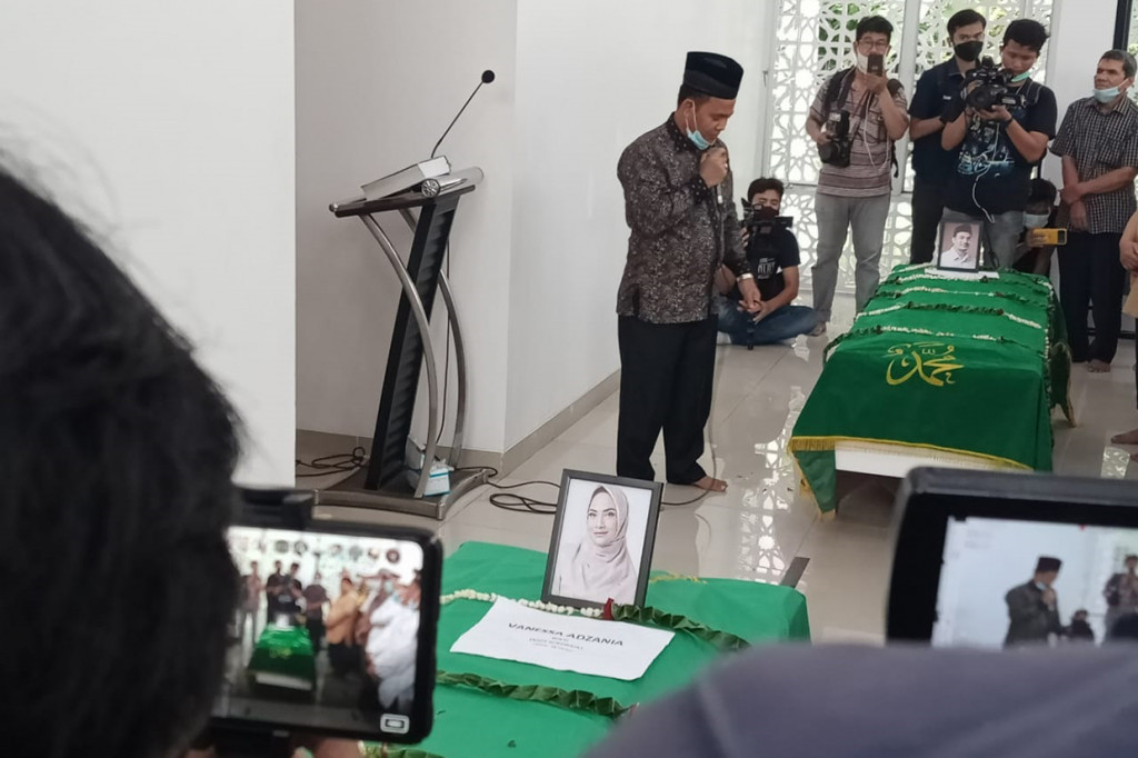 Ayah suami Vanessa Angel, Bibi Andriansyah saat memberikan sambutan dalam pelaksanaan salat jenazah Vanessa dan Bibi di Masjid Permata Qolbu, Kembangan, Jakarta Barat.