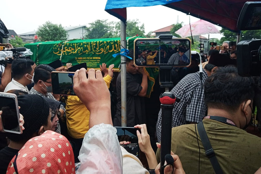 Jenazah Vanessa Angel dan suaminya, Febri Andriansyah (Bibi), telah dimakamkan di Tempat Pemakaman Umum (TPU) Islam Malaka, Ulujami, Pesanggrahan, Jalarta Selatan, Jumat, 5 November 2021 pagi. Kedua jenazah tiba di lokasi pemakaman sekitar pukul 09.00 WIB.