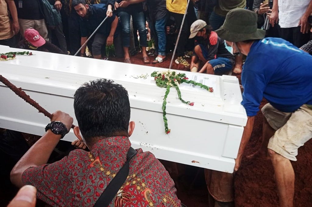 Setiba di lokasi, petugas pemakaman langsung membawa peti jenazah Bibi untuk terlebih dahulu dimakamkan. Kerabat dan ratusan warga mengikuti proses pemakaman.