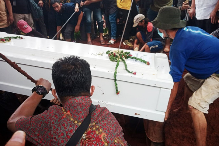 Setiba di lokasi, petugas pemakaman langsung membawa peti jenazah Bibi untuk terlebih dahulu dimakamkan. Kerabat dan ratusan warga mengikuti proses pemakaman.