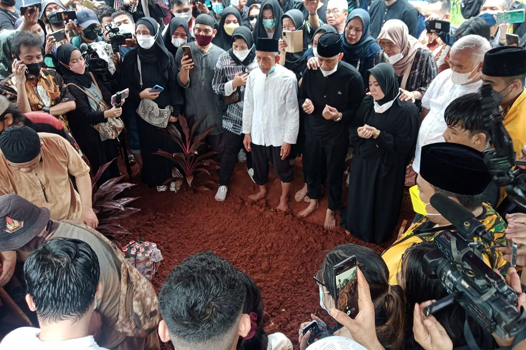 Suasana duka mengiringi pemakaman suami-istri tersebut. Perwakilan keluarga menyatakan mohon maaf apabila Almarhum semasa hidupnya mempunyai kesalahan, sekaligus mendoakan putra semata wayang Vanessa-Bibi, Gala Sky Ardiansyah.
