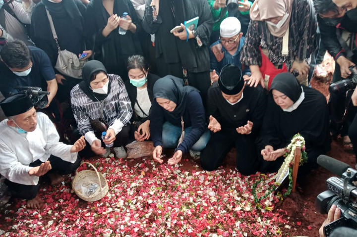 Kerabat berdoa di pusara Vanessa Angel dan Febri Andriyansyah.