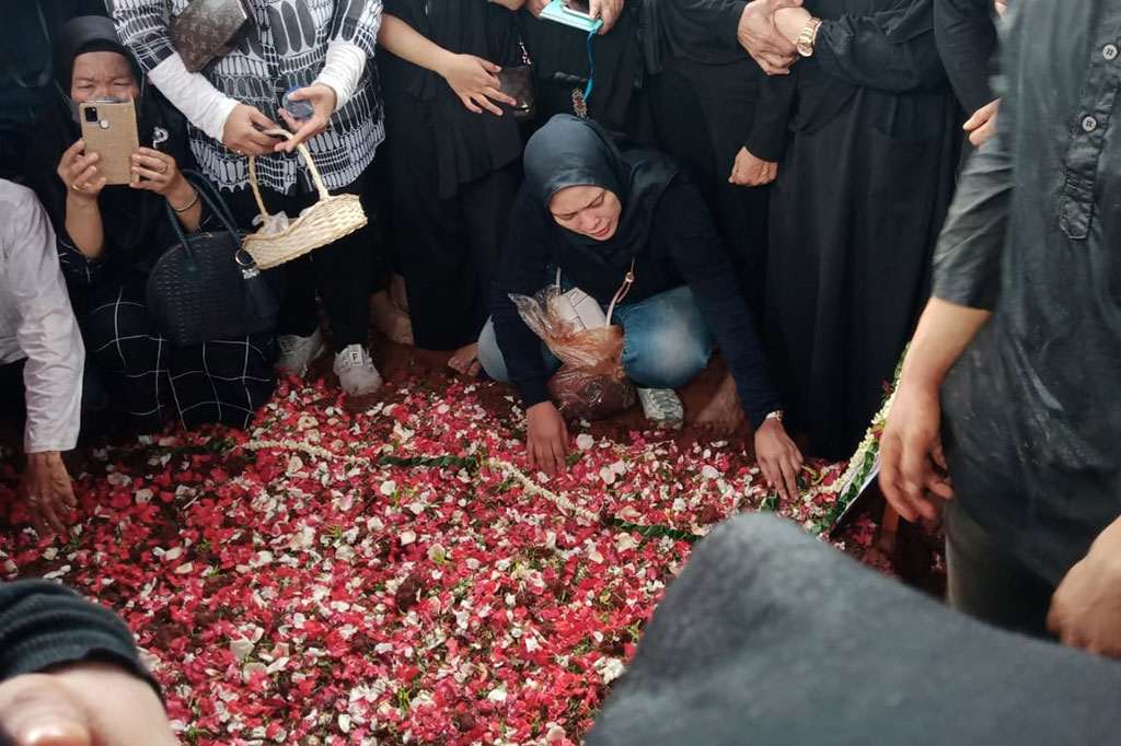Usai pemakaman dilakukan tabur bunga kemudian diakhiri doa pihak keluarga.