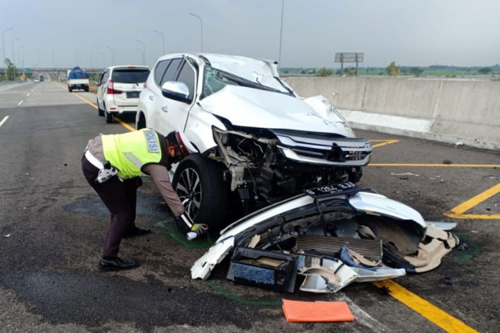 Artis Vanessa Angel dan keluarga mengalami kecelakaan mobil di jalan tol Nganjuk arah Surabaya, Jawa Timur, Kamis, 4 November 2021. Vanessa dan suami meninggal dalam kecelakaan tersebut.
