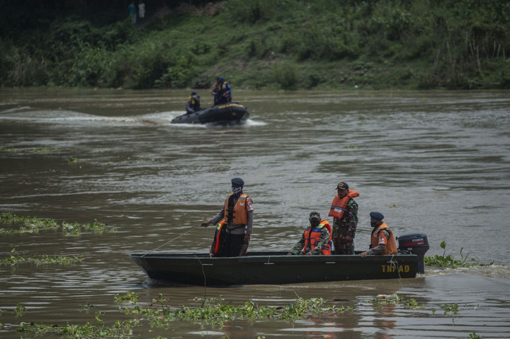 Tim gabungan dari Badan Penanggulangan Bencana Daerah (BPBD) Jawa Timur dan SAR Surabaya beserta relawan kembali melanjutkan pencarian tujuh korban perahu terbalik dan tenggelam di Bengawan Solo, Desa Semambung, Kecamatan Kanor, Bojonegoro.