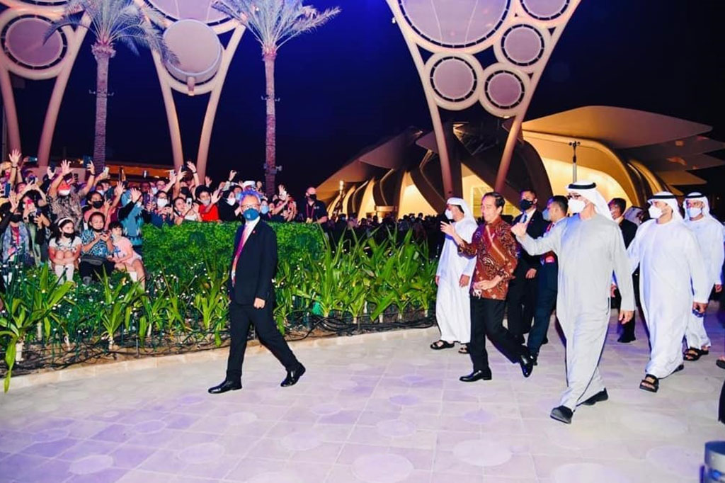 Ada yang menarik saat Presiden Joko Widodo berkunjung ke Dubai Expo pada Kamis, 4 November 2021 waktu setempat. Sesaat akan meninggalkan Paviliun PEA, Presiden Jokowi bertemu Putra Mahkota Abu Dhabi, Sheikh Mohammed Bin Zayed Al Nahyan (MBZ).