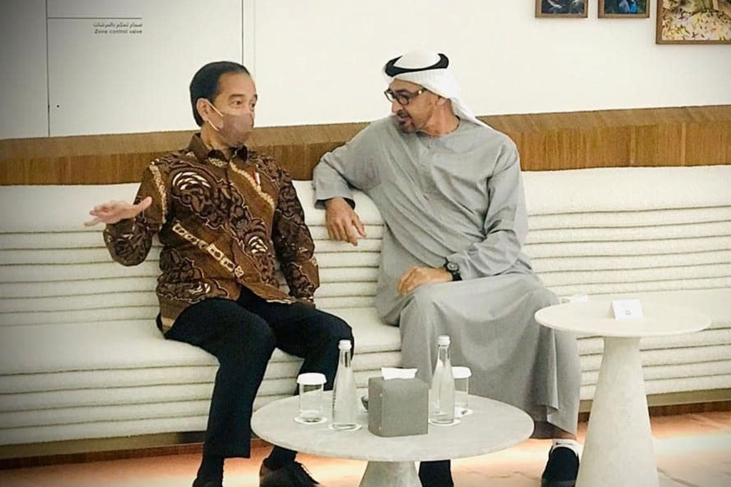 Presiden Jokowi pun langsung menghampiri dan sempat berbincang-bincang. 