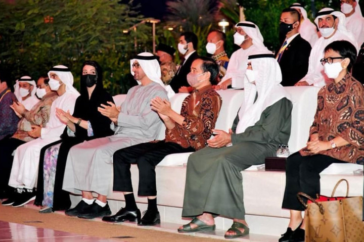  Tak hanya bertemu di paviliun PEA, Pangeran MBZ pun menemani Jokowi saat menyaksikan pertunjukan budaya di Al-Wasl.