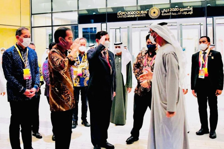 Saat Presiden berpamitan, Pangeran MBZ memberi hormat yang dibalas oleh Jokowi. Sang Putra Mahkota bahkan memberi salam yang sangat akrab dan merangkul Presiden Jokowi dengan hangat.Saat Presiden berpamitan, Pangeran MBZ memberi hormat yang dibalas oleh Jokowi. Sang Putra Mahkota bahkan memberi salam yang sangat akrab dan merangkul Presiden Jokowi dengan hangat.