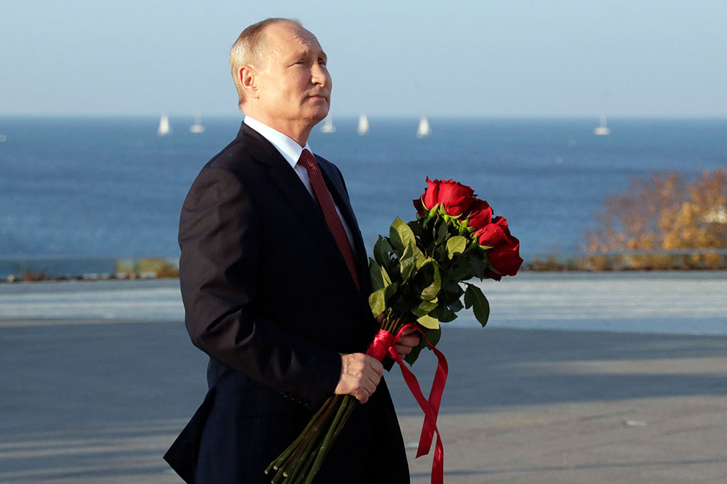 Presiden Rusia Vladimir Putin menghadiri upacara peletakan karangan bunga di peringatan Perang Saudara Rusia pada Hari Persatuan, di Sevastopol, Krimea, pada Kamis, 4 November 2021 waktu setempat.