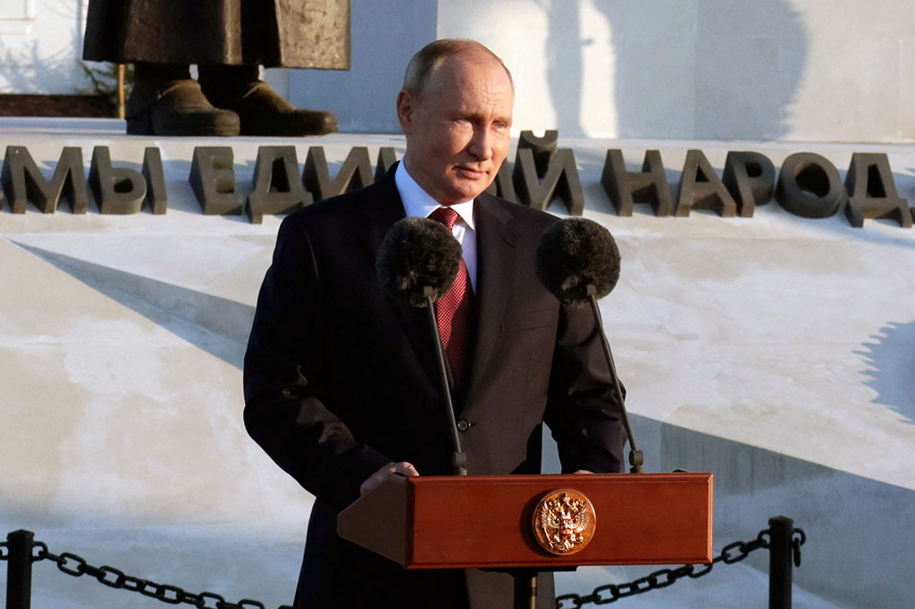 Saat berbicara di Kota Sevastopol, tempat keberadaan armada Laut Hitam Rusia, Putin mengatakan Sevastopol dan Krimea sekarang selamanya bersama Rusia.