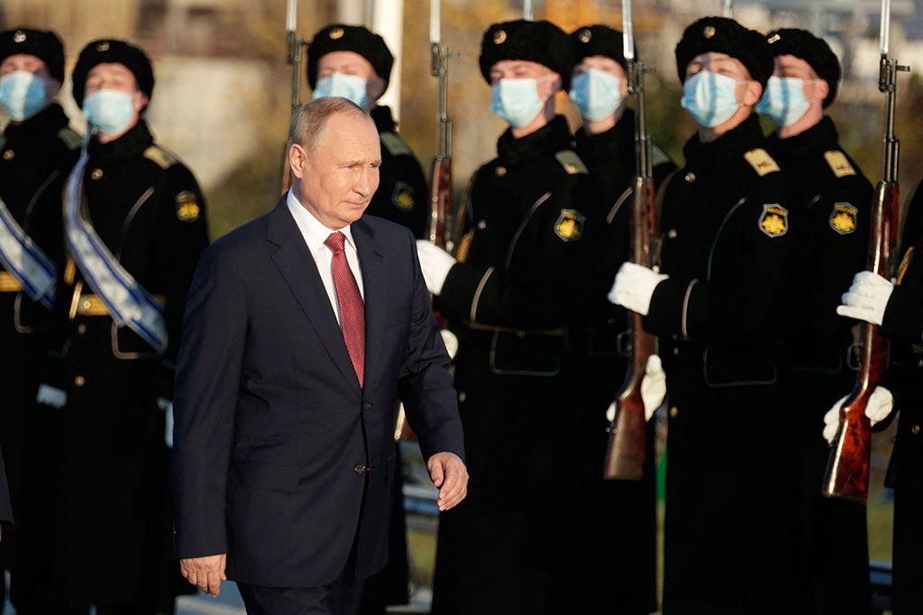 Pencaplokan Krimea dari Ukraina telah menarik kecaman internasional dan sanksi terhadap Moskow. Namun, langkah itu memberikan dorongan yang signifikan pada popularitas Putin di dalam negeri. Putin sendiri telah membuat marah Ukraina dengan serangkaian kunjungan ke Krimea dalam tujuh tahun terakhir.