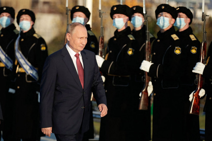 Pencaplokan Krimea dari Ukraina telah menarik kecaman internasional dan sanksi terhadap Moskow. Namun, langkah itu memberikan dorongan yang signifikan pada popularitas Putin di dalam negeri. Putin sendiri telah membuat marah Ukraina dengan serangkaian kunjungan ke Krimea dalam tujuh tahun terakhir.