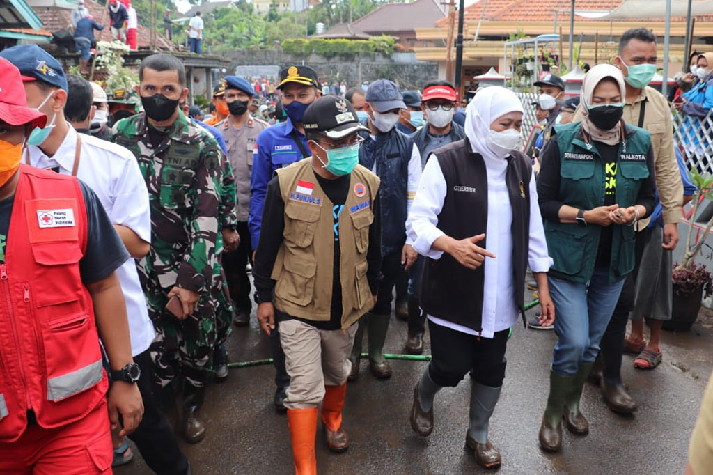 Gubernur Jatim Khofifah Indar Parawansa meninjau lokasi bencana sembari menyalurkan bantuan di Desa Bulukerto, Kota Batu, Jumat, 5 November. Khofifah mengupayakan percepatan pembersihan sampah sisa banjir bandang di wilayah Kota Batu.