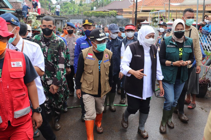 Gubernur Jatim Khofifah Indar Parawansa meninjau lokasi bencana sembari menyalurkan bantuan di Desa Bulukerto, Kota Batu, Jumat, 5 November. Khofifah mengupayakan percepatan pembersihan sampah sisa banjir bandang di wilayah Kota Batu.