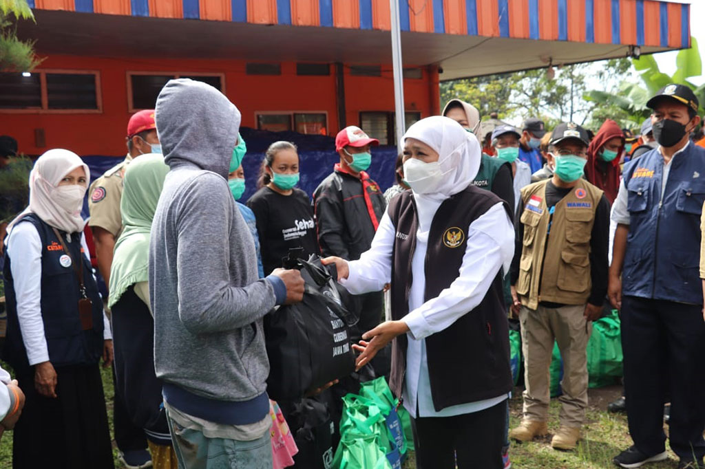 Gubernur mengemukakan, sampah sisa banjir harus segera dibersihkan supaya risiko banjir bisa ditekan apabila hujan dengan intensitas tinggi kembali mengguyur Kota Batu.
