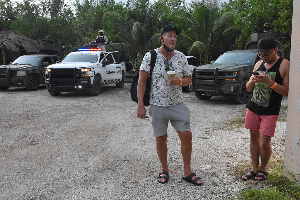 
Polisi mengatakan sebelumnya bahwa sekelompok pria membawa senapan terlihat di area hotel Pantai Azul. Turis yang khawatir mencuit bahwa tembakan-tembakan dilepaskan di sebuah hotel di Cancun. Staf hotel itu menyuruh para turis bersembunyi.