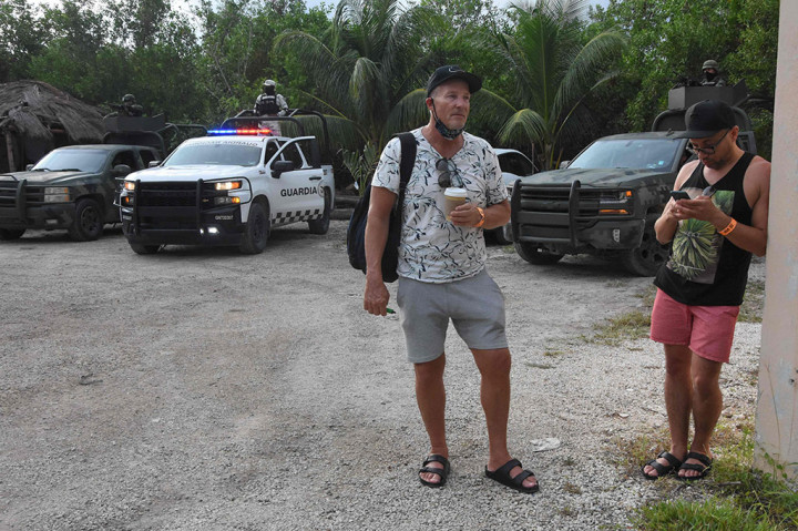 
Polisi mengatakan sebelumnya bahwa sekelompok pria membawa senapan terlihat di area hotel Pantai Azul. Turis yang khawatir mencuit bahwa tembakan-tembakan dilepaskan di sebuah hotel di Cancun. Staf hotel itu menyuruh para turis bersembunyi.