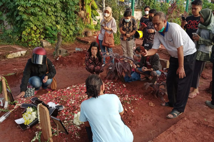 Almarhum Vanessa Angel dan suami, Febri Ardiansyah (Bibi) telah dimakamkan di Taman Pemakaman Umum (TPU) Islam Malaka, Pesanggarahan, Jakarta Selatan, Jumat, 5 November 2021 pagi. Hingga sore hari banyak warga terus berdatangan ke makam keduanya untuk berziarah.