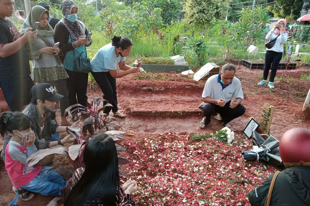 Tampak warga bergantian untuk memanjatkan doa di samping pusara Vanessa dan Bibi. 
