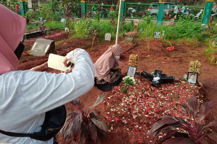 Warga yang berdatangan mengundang perhatian pengendara yang melintasi Jalan Swadarma, karena lokasi makam berada di pinggir jalan. Hal tersebut membuat arus lalu lintas sedikit tersendat karena banyak pengendara yang menjalankan kendaraannya dengan pelan-pelan.