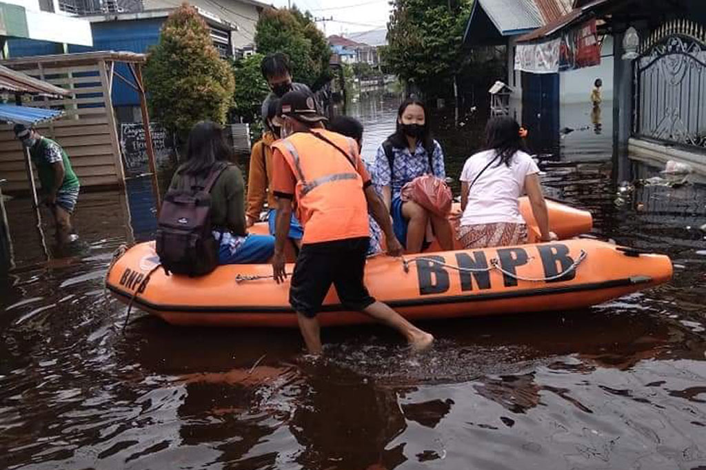Tim SAR mengevakusi korban banjir di wilayah Kabupaten Sintang, Kalimantan barat.  Sedikitnya dua orang meninggal dunia dan puluhan ribu keluarga terdampak banjir di wilayah Kabupaten Sintang.
