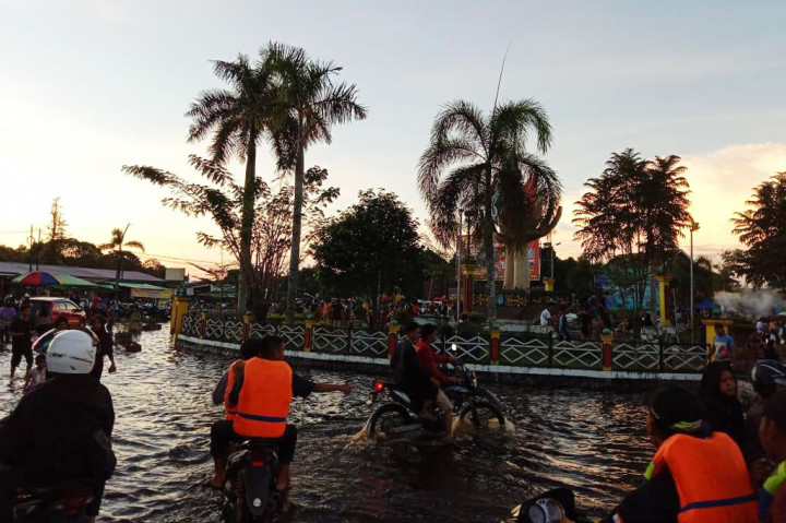 Data sementara yang dihimpun oleh Pusdalops BNPB dari  BPBD Kabupaten Sintang hingga Kamis, jumlah warga yang terdampak sebanyak 24.522 KK (87.496 jiwa). Selain itu, sebanyak 21.000 unit rumah, sarana tempat ibadah, dan 5 unit jembatan juga terdampak banjir.