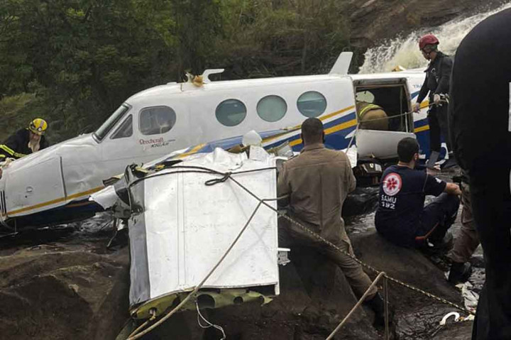 Petugas berada di lokasi jatuhnya pesawat yang membawa penyanyi Brasil Marilia Mendonca di Caratinga, negara bagian Minas Gerais, Brasil, pada Jumat, 5 November 2021.